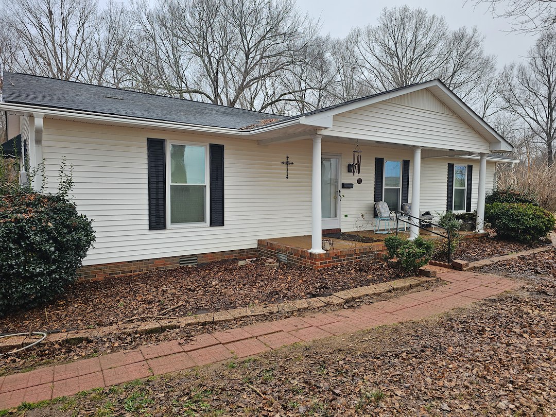 House Washing in Loretto, TN – Heavy Algae Removal Thumbnail