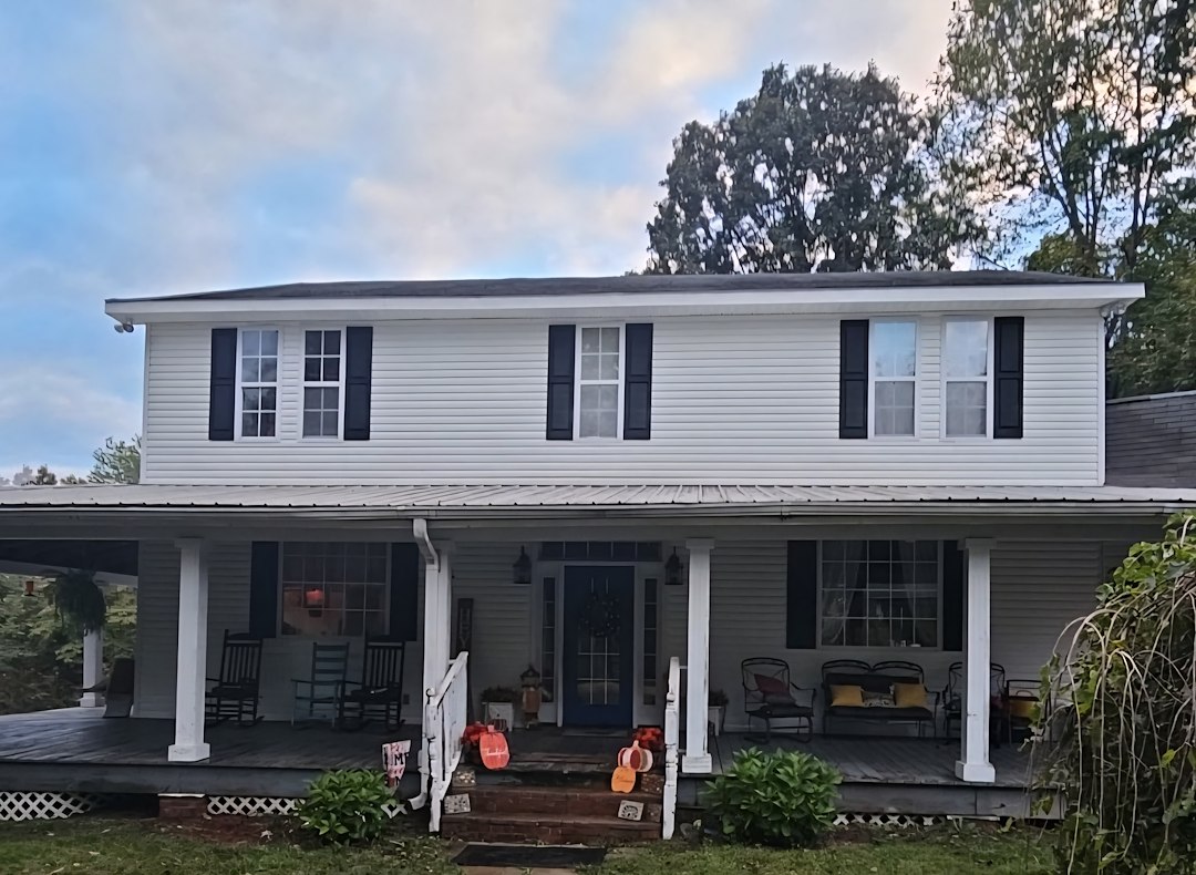 Softwashing a Large Vinyl House in Summertown, TN Thumbnail